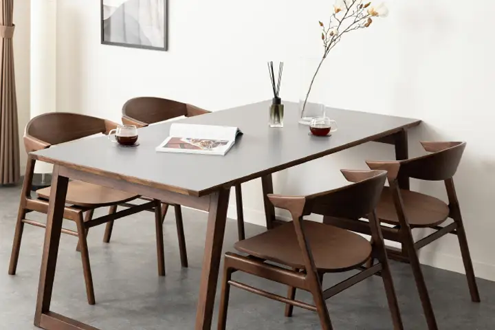 ブラウンを基調としたウッディモダンなダイニングセット