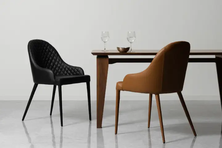 モダンな雰囲気の空間に向かい合うダイニングチェア
