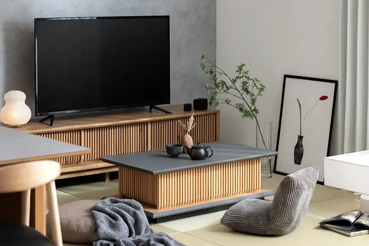 モダンと和のテイストを感じられる木を基調としたリビング