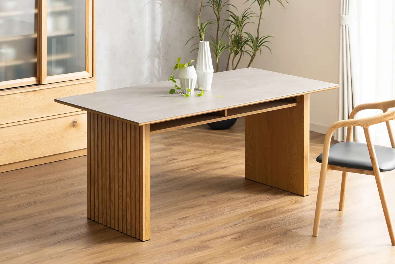 和モダンなダイニングテーブル