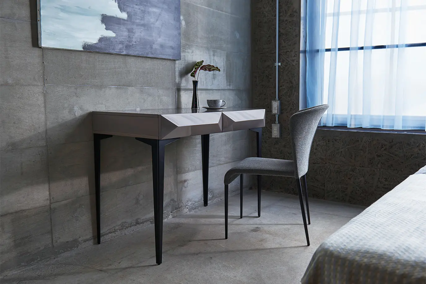 シンプルモダンなデスク