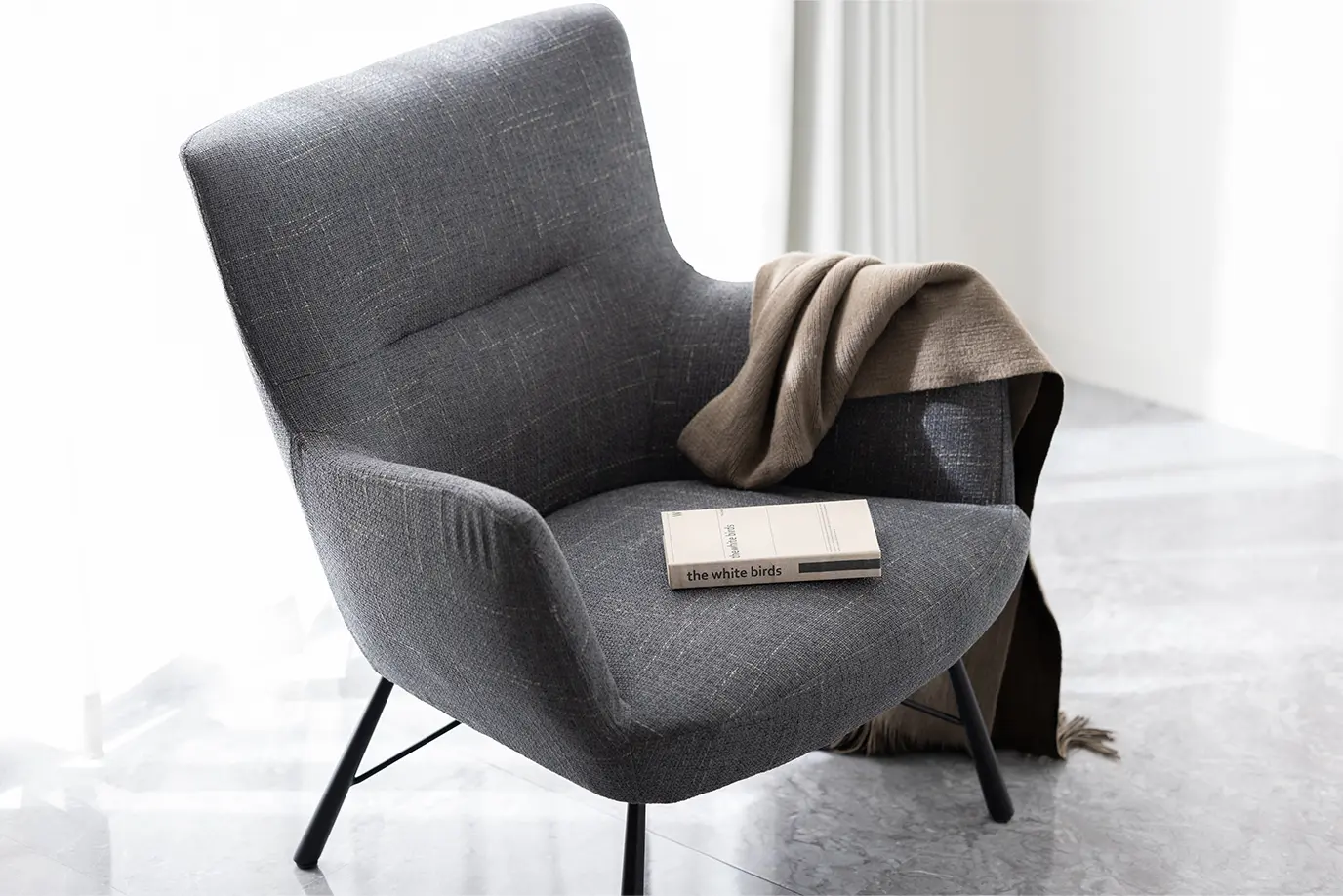 シンプルモダンなリビングチェア