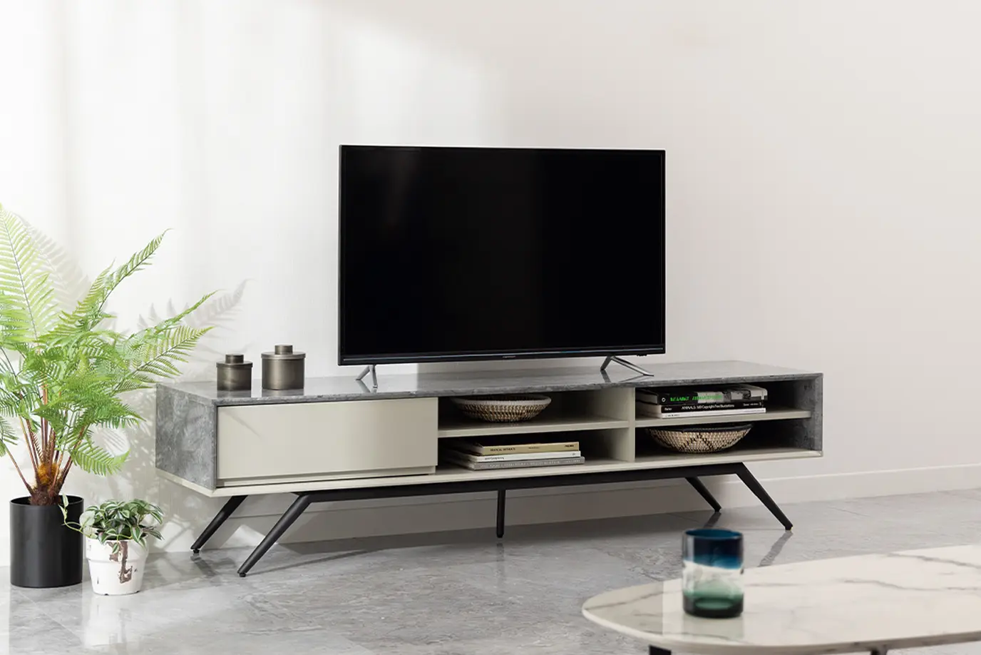 シンプルモダンなテレビ台