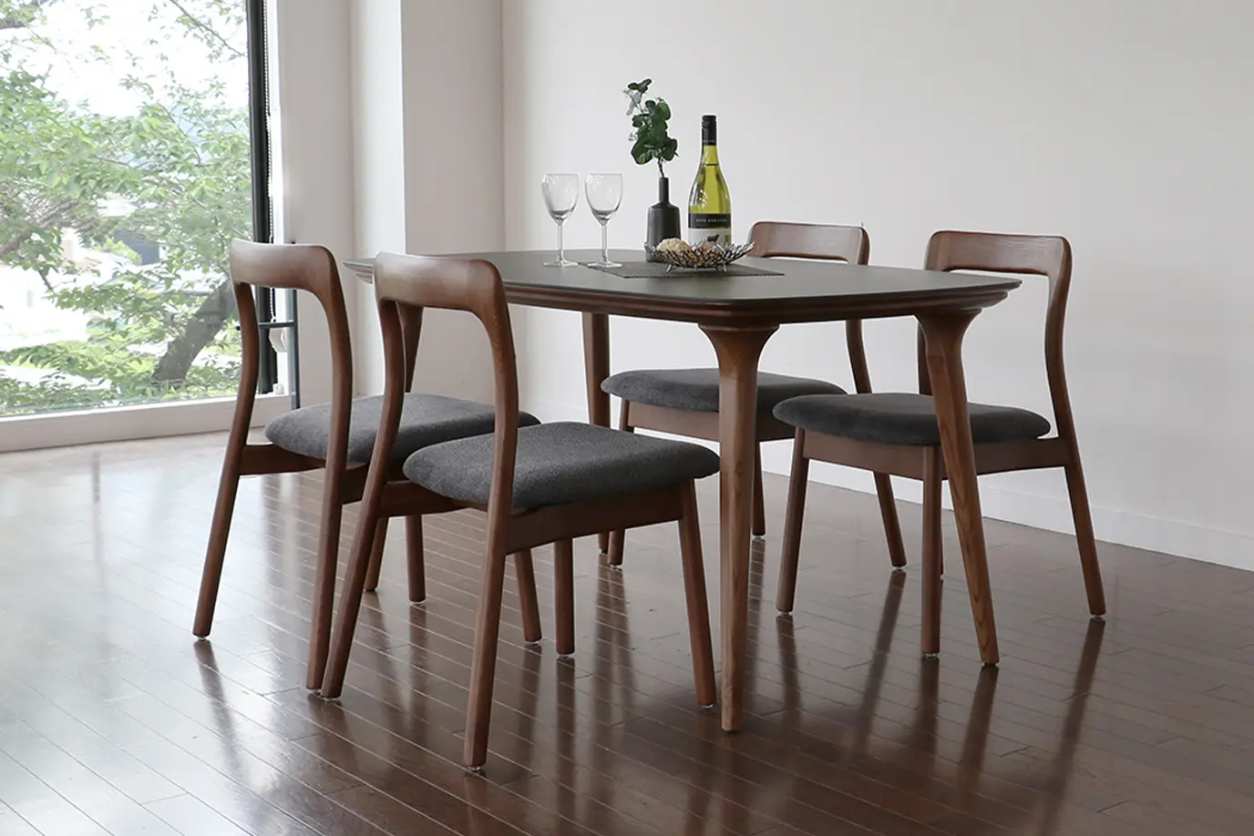 ウッディモダンなダイニングセット