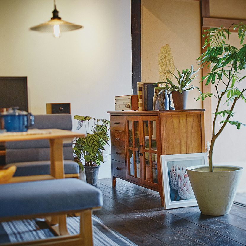 幅120cm 木製 キャビネット 4段 アンティーク風 収納 ガラス扉