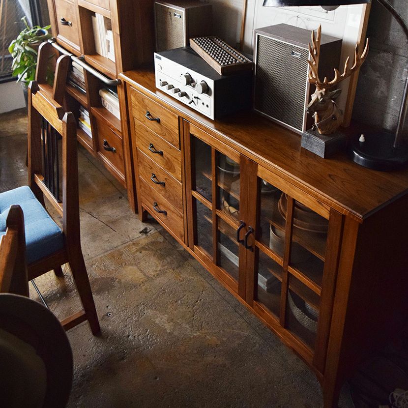 幅120cm 木製 キャビネット 4段 アンティーク風 収納 ガラス扉